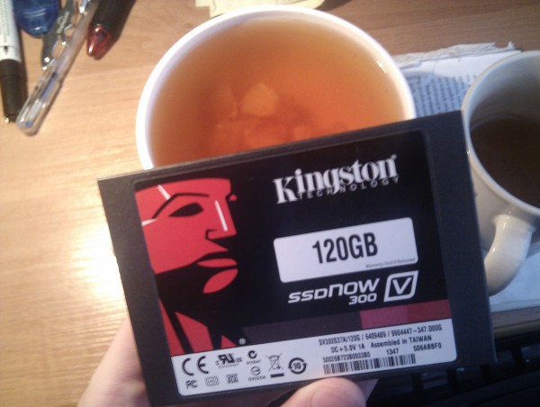 Kingston V300 na tle herbaty z pomarańczą. Gorąco polecam (taką herbatę)!