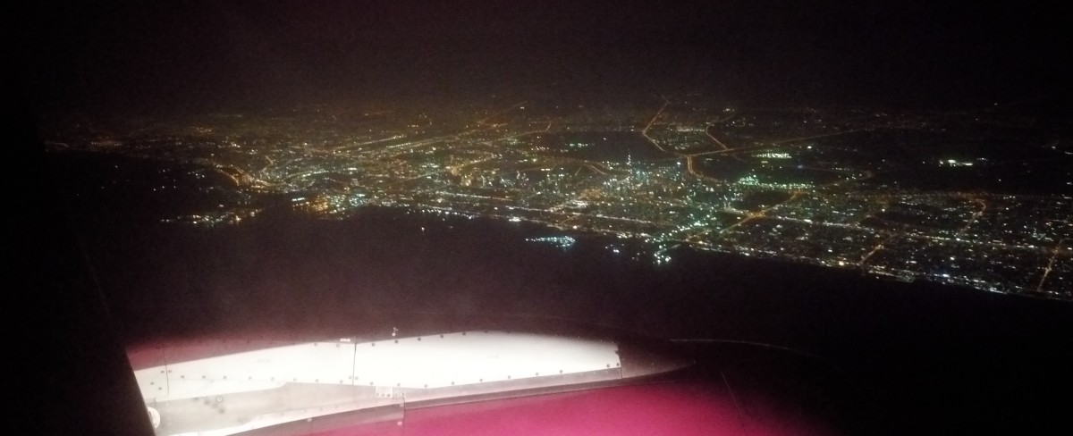 Dubaj z lotu nocą